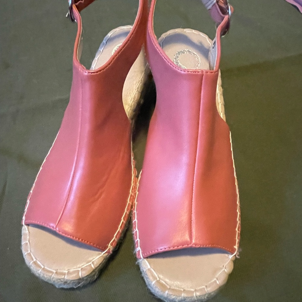 Women's Coral Sandals New Good Condition